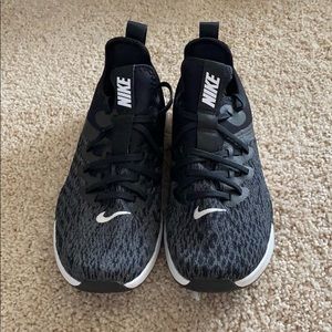 black nike tennis shoes